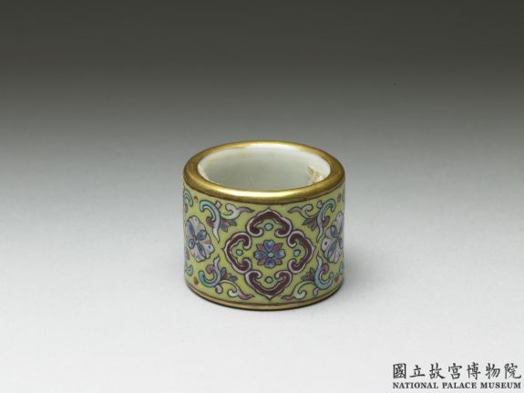 Thumb ring with floral decoration in fencai polychrome enamels, Qing dynasty, Qianlong reign (1736-1795)